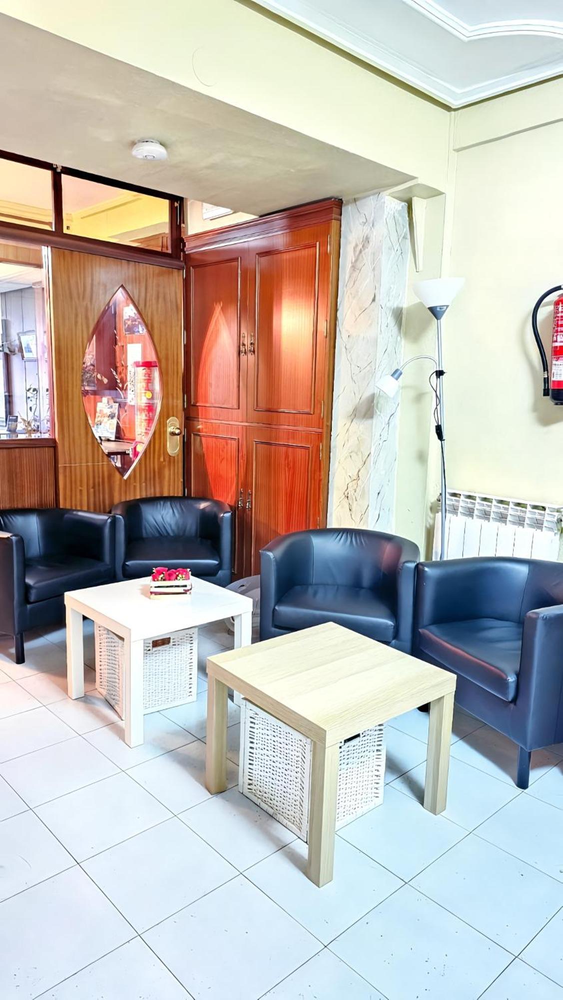 Hostal La Rosa Caceres Exterior photo